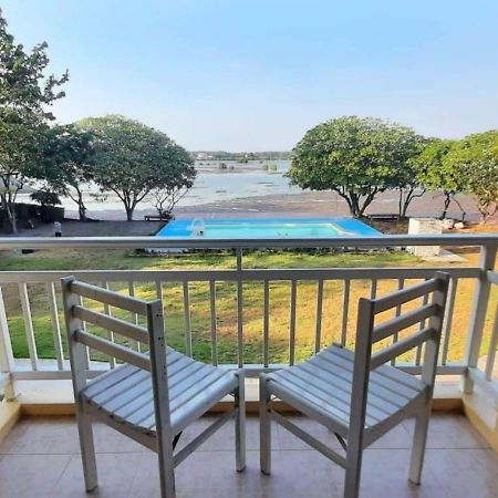 Baan Talay See Cream Resort Samut Songkhram Екстериор снимка