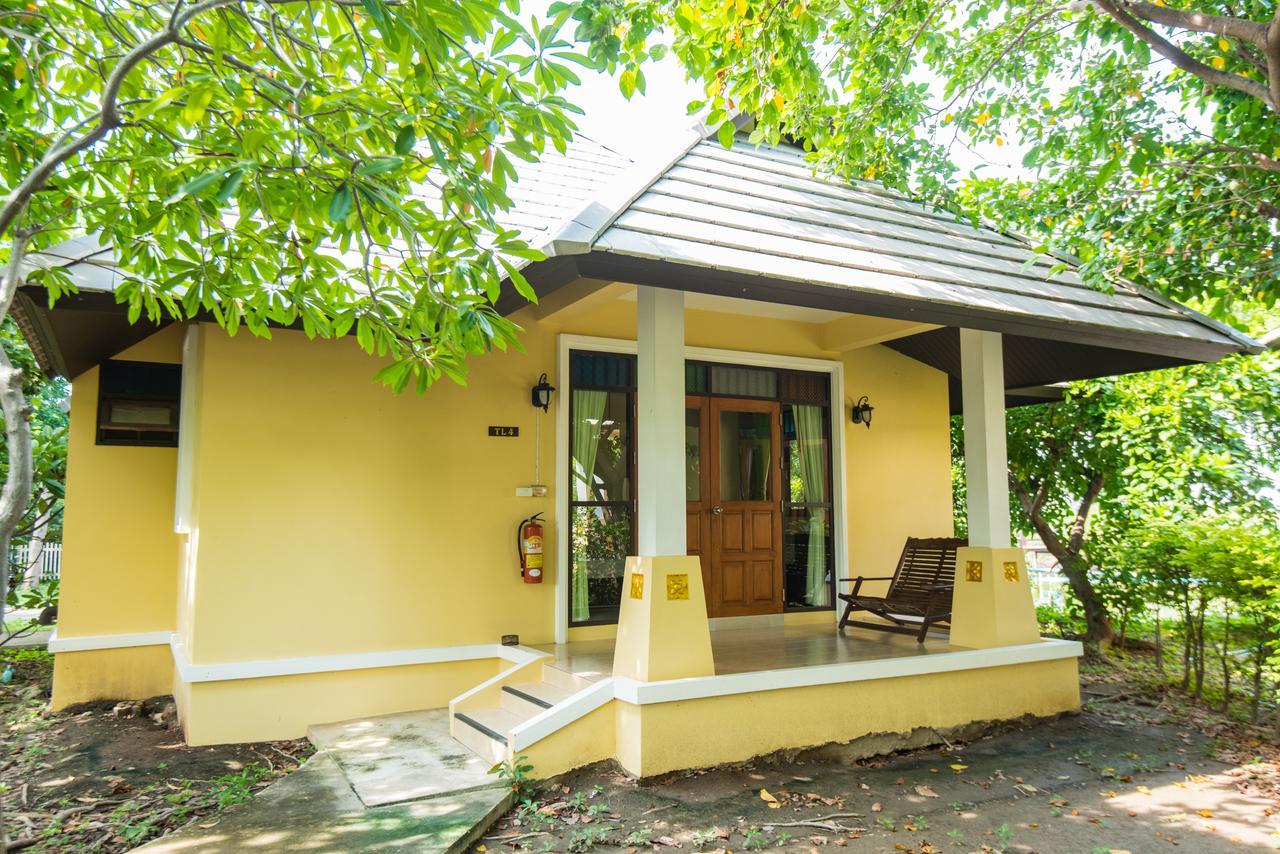 Baan Talay See Cream Resort Samut Songkhram Екстериор снимка