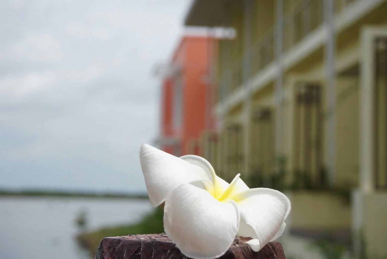 Baan Talay See Cream Resort Samut Songkhram Екстериор снимка