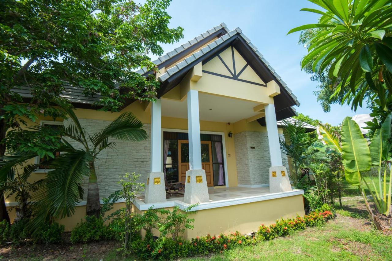 Baan Talay See Cream Resort Samut Songkhram Екстериор снимка